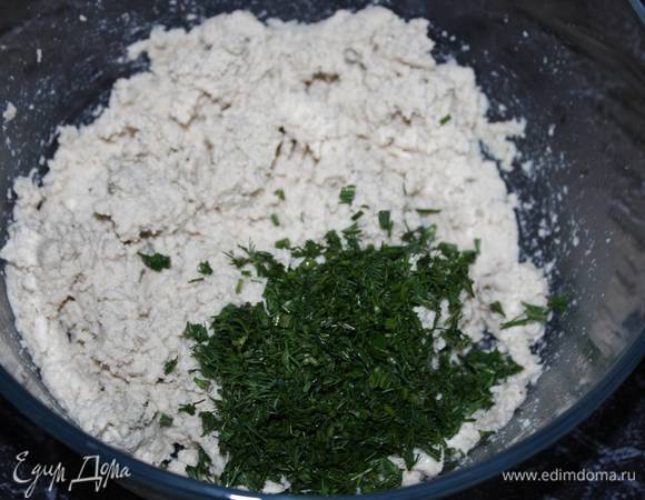 Добавить рубленую зелень.