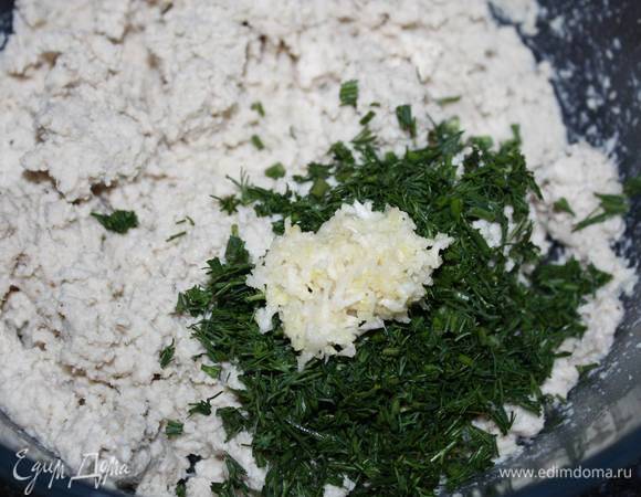 Добавить измельченный чеснок (в данном случае натерла на мелкой терке).