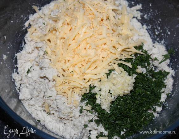 Сыр, протертый на крупной терке, добавить к фаршу. 