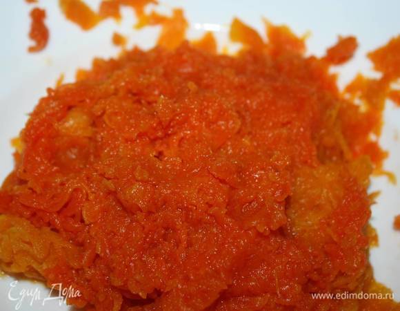 Отваренную морковь протираем на мелкой терке. 