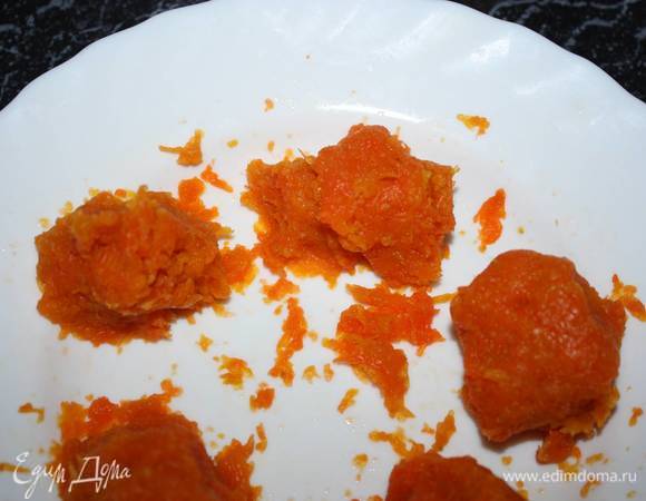 Морковное пюре делим на порционные кусочки. 