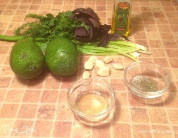 Авокадо очищаем, вынимаем мякоть.