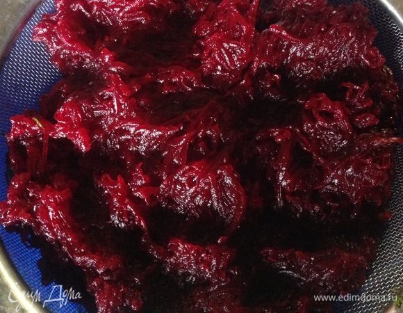 Свеклу сварить, натереть на мелкой терке, отправить в дуршлаг, чтобы слить сок.
Орехи перебить в блендере, лучше мелко, я сделала слишком крупно.