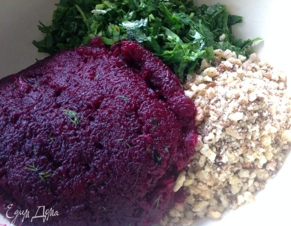 Свеклу сварить, натереть на мелкой терке, отправить в дуршлаг, чтобы слить сок.
Орехи перебить в блендере, лучше мелко, я сделала слишком крупно.