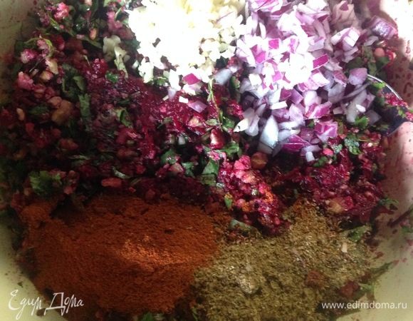 Добавляем туда же соль и перец по вкусу, сок из половины небольшого лимона, в оригинале вместо лимона идет 1 ст. ложка винного красного уксуса, я заменила на сок лимона, и добавляем чеснок, красный лук (все мелко нарезано), паприку, хмели-сумели, молотый кориандр. Все перемешиваем тщательно, даем настояться минут 30.