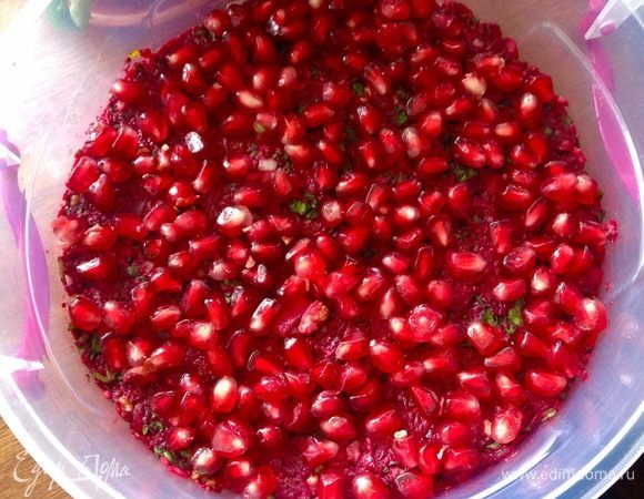 И дальше либо скатываем в колобки и подаем на тарелке с петрушкой, посыпав зернами граната, либо просто выкладываем в пиалку или контейнер и посыпаем гранатом, я делала оба варианта.