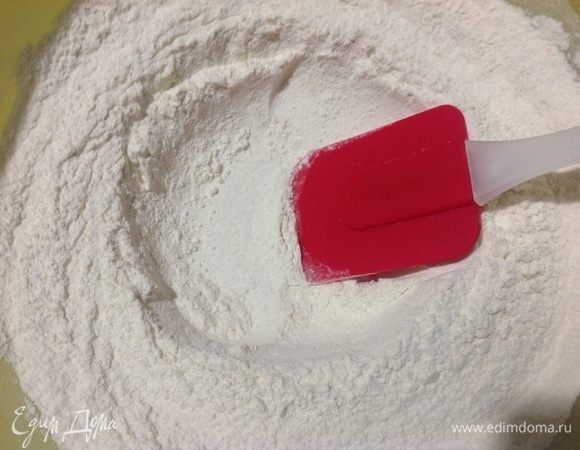 Дважды просеиваем муку и оставляем, дам ей «подышать» немного.