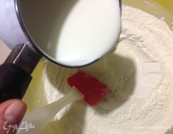 В миске смешиваем все сухие ингредиенты: муку — 650 г, сахар — 1 ст. л., соль — 1 ч. л., дрожжи — 1,5–2 ч. л. без горки.
Перемешиваем все тщательно венчиком.
Делаем углубление в сухой смеси — лунку.
Молоко нагреваем до слегка теплого состояния, ни в коем случае не горячее!
И выливаем в лунку молоко.
