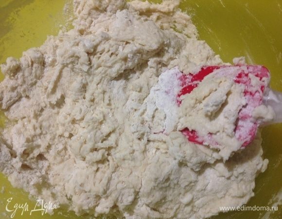 Пока мука вбирает в себя молоко, перемешиваем с помощью ложки или силиконовой лопатки, как я.