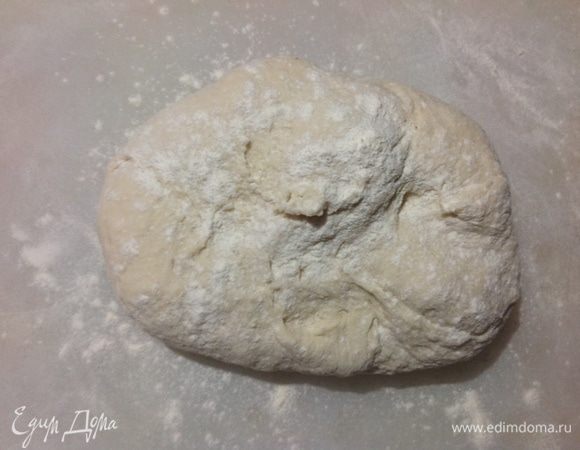 Затем замешиваем тесто, подсыпая щепотками, не горстями, муку. Месим 10 минут руками, если машиной, то 7 минут.