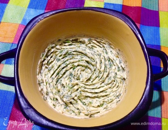 К этим лепешкам я предусмотрительно сделала чесночное соленое масло с зеленью:
100 г сливочного масла не надо топить, просто оставить при комнатной температуре, чтобы оно стало мягкое, затем добавила туда выдавленный чеснок (3 зубчика), немного мелко нарезанного укропа и посолила по вкусу.