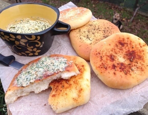 Пока фотографировала свои лепешки, соседская собака пришла, тоже с голодными глазами (на заднем плане на фото), опять пришлось делиться))