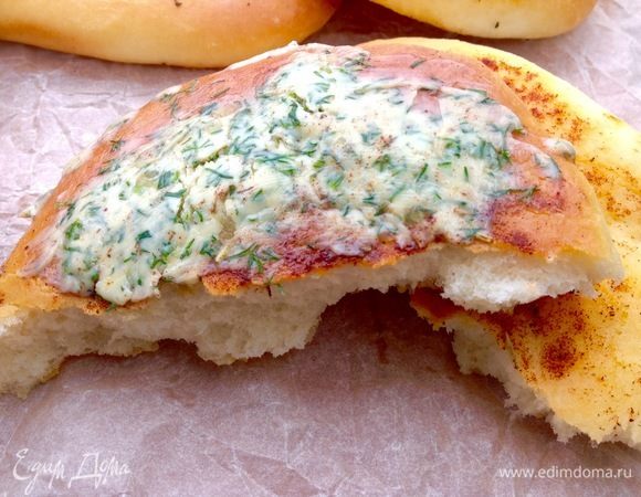 Очень рекомендую, уже успела три раза их спечь, муж их полюбил.
Пробовала выкатывать тонко, мне не понравилось, выходят тугие в результате. Мягкие и пышные, если не выкатывать тонко.