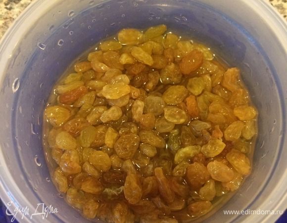 Изюм промыть в теплой воде, залить бренди, накрыть и оставить на 2–3 часа.