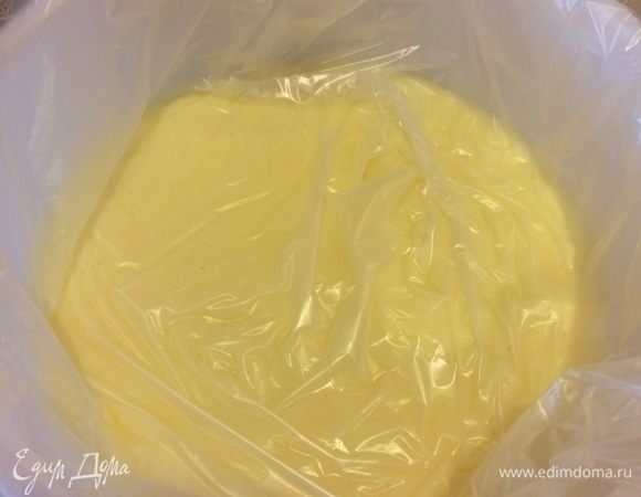 Готовый крем перелить в миску, накрыть пленкой и остудить.