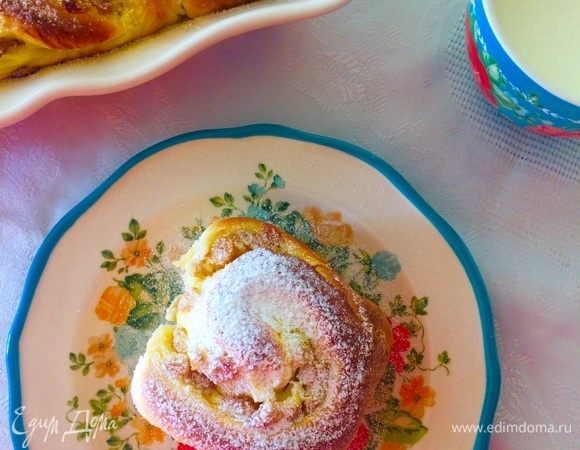 Готовые булочки остудить и посыпать сахарной пудрой.