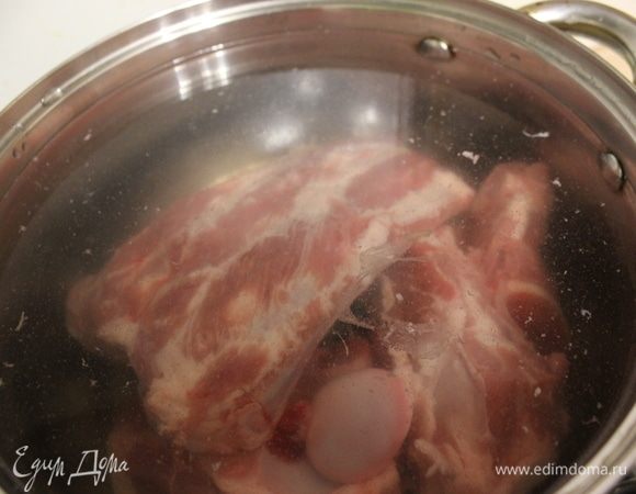 Я беру мясистые свиные ребра, небольшую косточку с мясом, помыть. Сложить в кастрюлю, залить чистой водой.