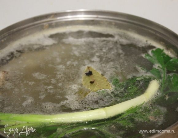 Довести до кипения, снимая пену. Добавить зелень, лавровый лист, горошины перца. 