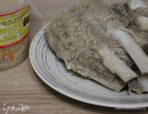 Вынуть мясо из бульона, дать остыть. Зелень, горошины перца удалить из бульона.