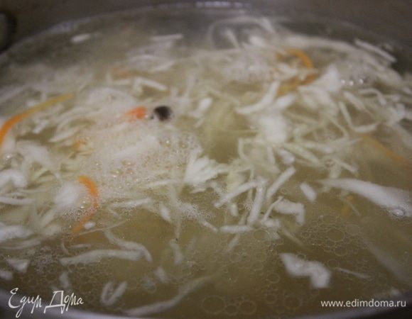 В бульон добавить квашеную капусту.