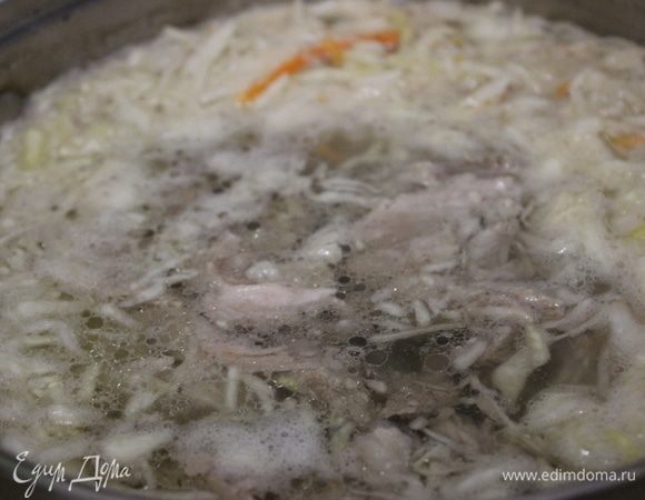 И отделенное от костей мясо. Варить до полуготовности капусты. Посолить по вкусу.