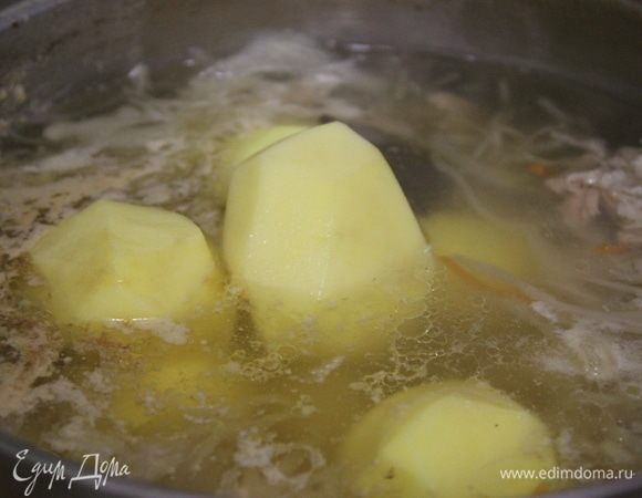 Добавить в щи целые картофелины, лучше всего брать все картофелины одинаковые, среднего размера. Варить до готовности картофеля.