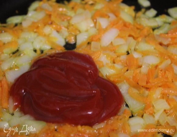 Лук нарезать кубиками, морковь потереть на крупной терке. Овощи спассеровать на смальце. Добавить томатный соус.
