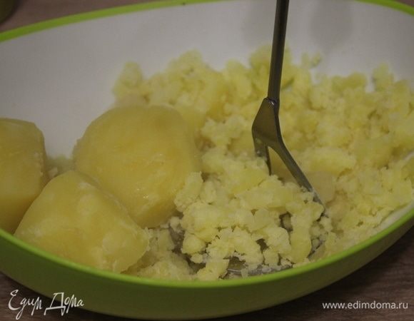 Готовый картофель вынуть из щей, размять.