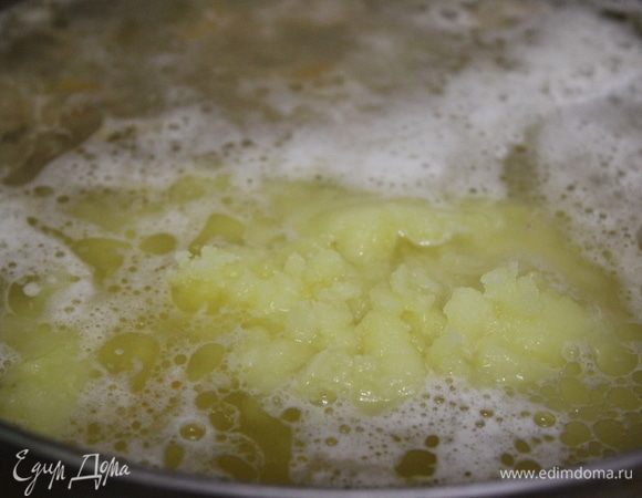 Добавить в щи размятый картофель.