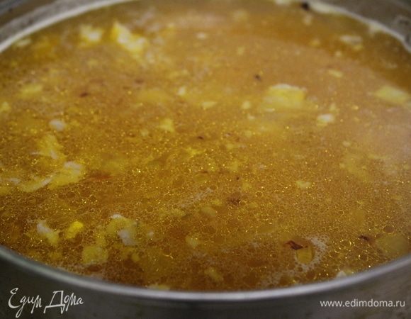 Затем добавить пассеровку. Готовить 5 минут.