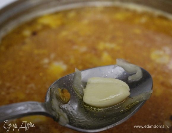 Зубчик чеснока раздавить тыльной стороной ладони, добавить в щи. Через пару минут снять кастрюлю с огня.