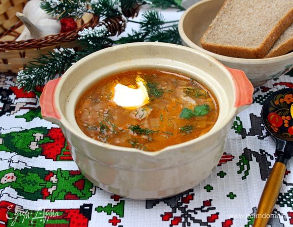 Перед подачей добавить в тарелки со щами сметану и рубленую зелень.