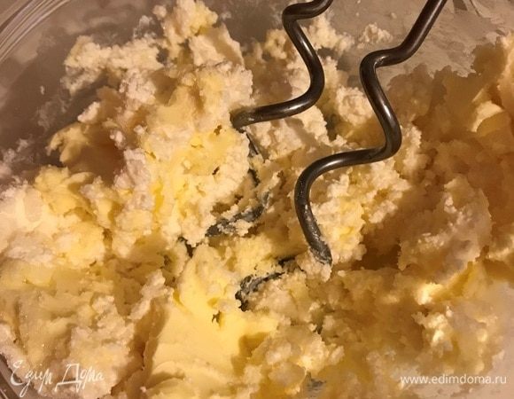 Сливочное масло комнатной температуры смешать с творогом и сахаром. Рекомендовано творог протереть через сито для однородности. Я не протирала. 