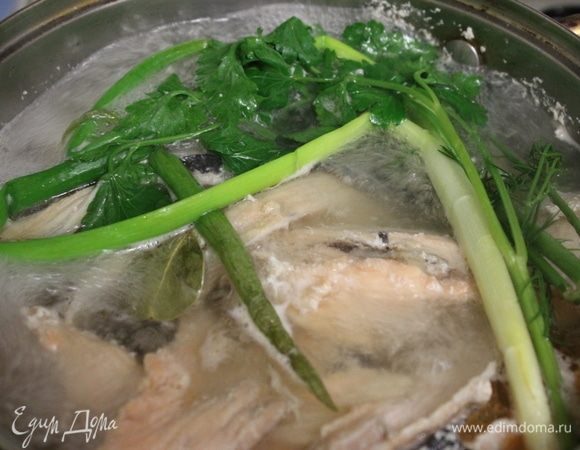 Суповой набор из семги залить водой. Довести до кипения, снимая пену. Добавить соль, перец, зелень. Варить 20 минут.