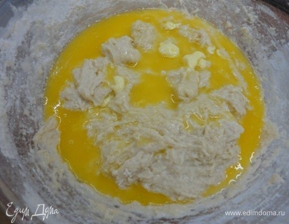 Влить растопленное и охлажденное сливочное масло, перемешать.