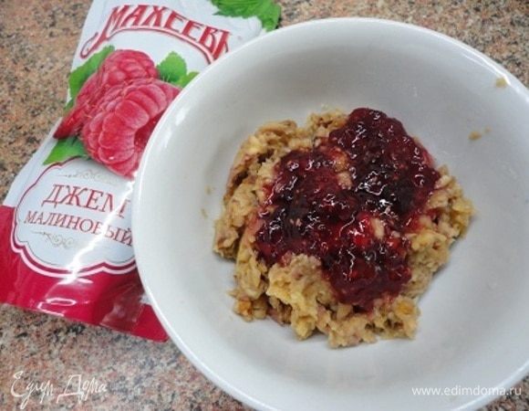 Распаренные яблоки освободить от остатков воды (яблоки были домашние, и настой получился концентрированным, как сок), измельчить блендером или пропустить через мясорубку. Соединить с малиновым джемом ТМ «МахеевЪ». Начинка получилась такой ароматной, что были покушения съесть ее.