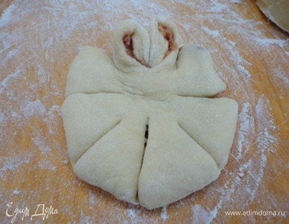 Перевернуть швом вниз и аккуратно раскатать. Сделать 4 надреза. Получатся 4 лепестка. На каждом лепестке сделать по одному надрезу покороче и залепить края каждого лепестка вовнутрь.