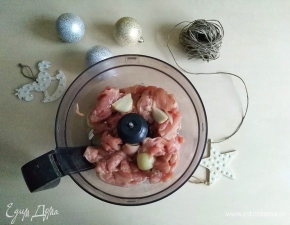 Отправляем в комбайн с насадкой металлический нож.