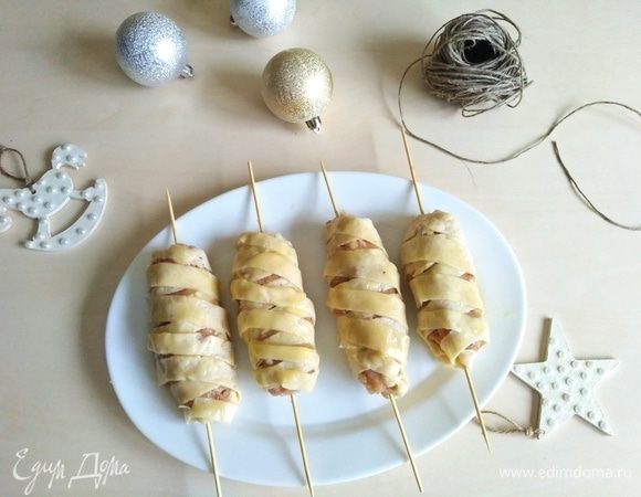 Закручиваем наши котлетки на шпажках полосочками из теста.