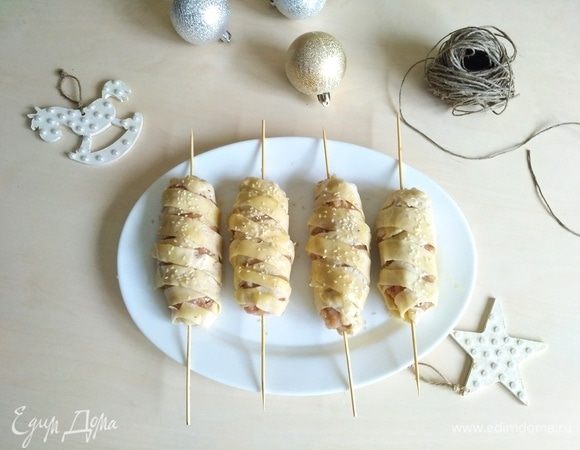 Смазываем их яичным желтком и сверху посыпаем кунжутом.