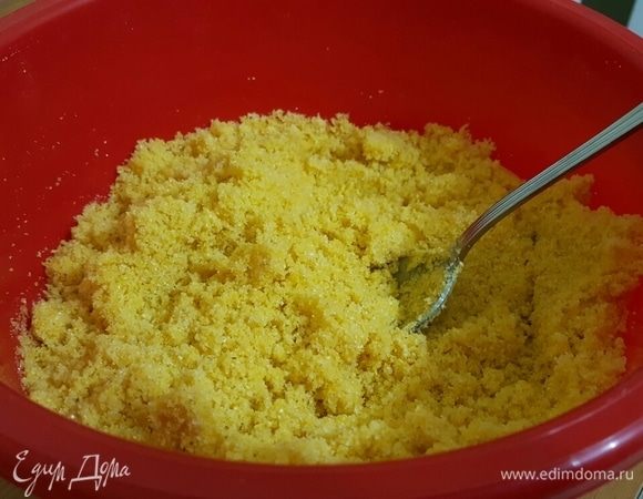 Просеять муку в миску. К муке добавить сахар, перемешать. Добавляем растительное масло без запаха, если нет оливкового, и тщательно перемешиваем.