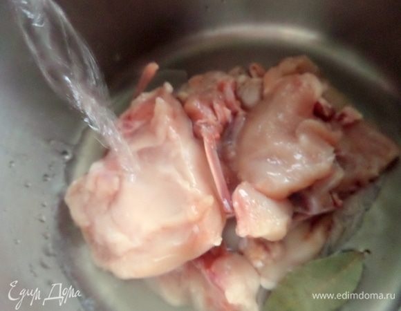 Залить чистой водой из фильтра BRITA и поставить на огонь. Нужен литр бульона, у меня было больше.