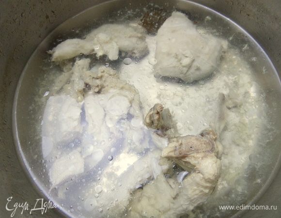 Варить до готовности курицы. Часть бульона я слила для другого супа, оставляем примерно литр.