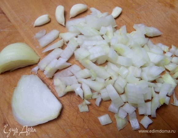 Лук нарезать.