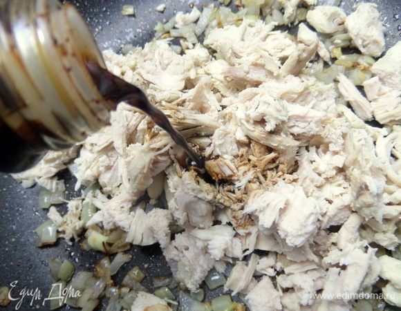 Влить соевый соус.