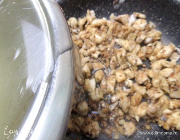 Влить немного бульона, держать на огне.