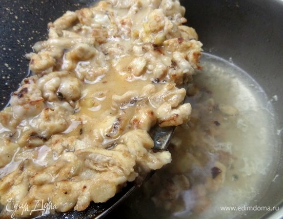 Затем переложить в кастрюлю к остальному бульону.