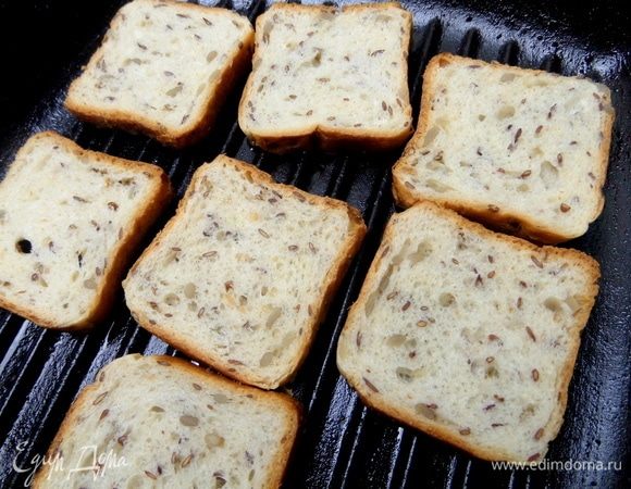 Для гренок я взяла хлеб с семечками.