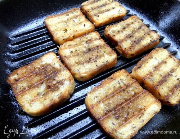 Смазать ароматным маслом и обжарить на сковороде-гриль.