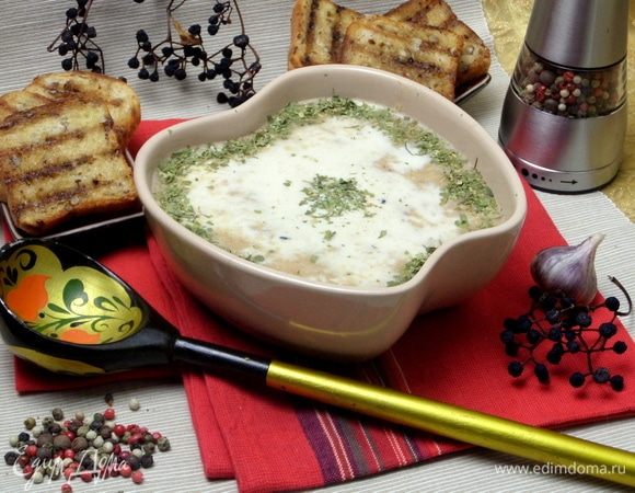 Подавать гренки с супчиком.